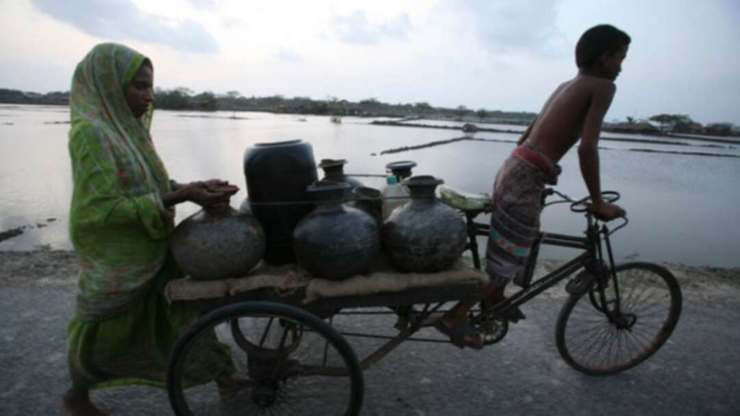 Hundreds of thousands evacuated as cyclone hits Bangladesh