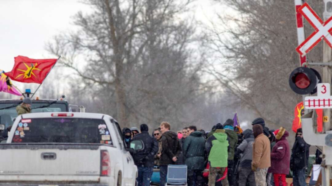 Trudeau scraps overseas trip after pipeline protesters BLOCK US-Canada bridge amid ongoing rail shutdowns (VIDEO)