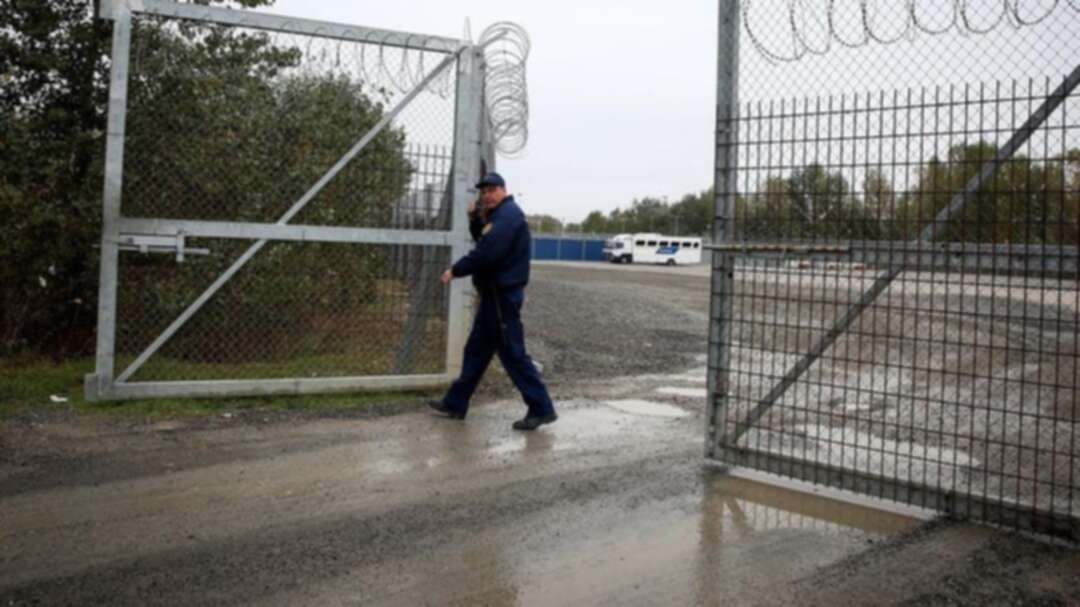 Hungary closes Serbia border point as migrants gather