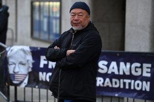 Chinese dissident artist Ai Weiwei stages a silent protest in support of Julian Assange outside of the Old Bailey court in central London on September 28, 2020. (AFP)