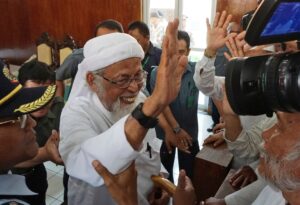 Radical Islamic cleric Abu Bakar Bashir, center, waves at his supporters after his appeal hearing at the local district court in Cilacap, Central Java, Indonesia, on January 12, 2016. (AP )