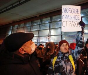 An activist holds a placard which reads: Love is stronger than fear, outside a terminal before the arrival of Russian opposition leader Alexei Navalny at Vnukovo International Airport in Moscow, Russia January 17, 2021. (Reuters/Shamil Zhumatov)