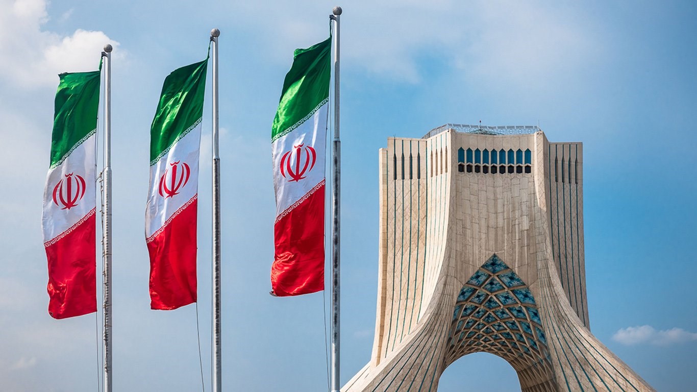إيران تستدعي سفراءها احتجاجًا على تفعيل 