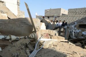 People stand at the site of a Houthi ballistic missile attack over the populated district of Rawda in Marib, Yemen Feb. 6, 2020. (File photo: Reuters)