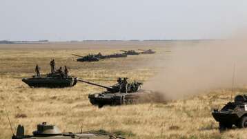 Ukrainian tanks and APCs move towards the de-facto border with Crimea near Kherson, southern Ukraine, Friday, Aug. 12, 2016. (AP)