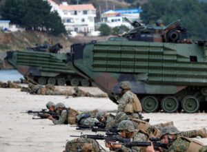 Soldiers from the U.S. Marine Corps take part in a U.S.-South Korea joint landing operation drill along the shore in Pohang, about 370 km (230 miles) southeast of Seoul, November 4, 2009. (File photo: Reuters)