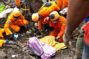 This handout photo taken on April 5, 2021 and released by the National Search and Rescue Agency (BASARNAS) shows rescuers retrieving a victim's body in Nelemamadike village, East Flores, after torrential rains triggered floods and landslides in Indonesia and East Timor. (File photo: AFP)