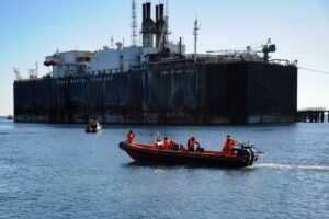 Members of the Indonesia Rescue Agency prepare to take part in the search operation for an Indonesian Navy submarine that went missing during military exercises off the coast of Bali, at Celukan Bawang port in Buleleng province on April 22, 2021. (File photo: AFP)