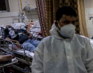 People suffering from the coronavirus disease (COVID-19) are treated inside an overcrowded casualty ward at a hospital in New Delhi, India, May 1, 2021. (File photo: Reutesr)