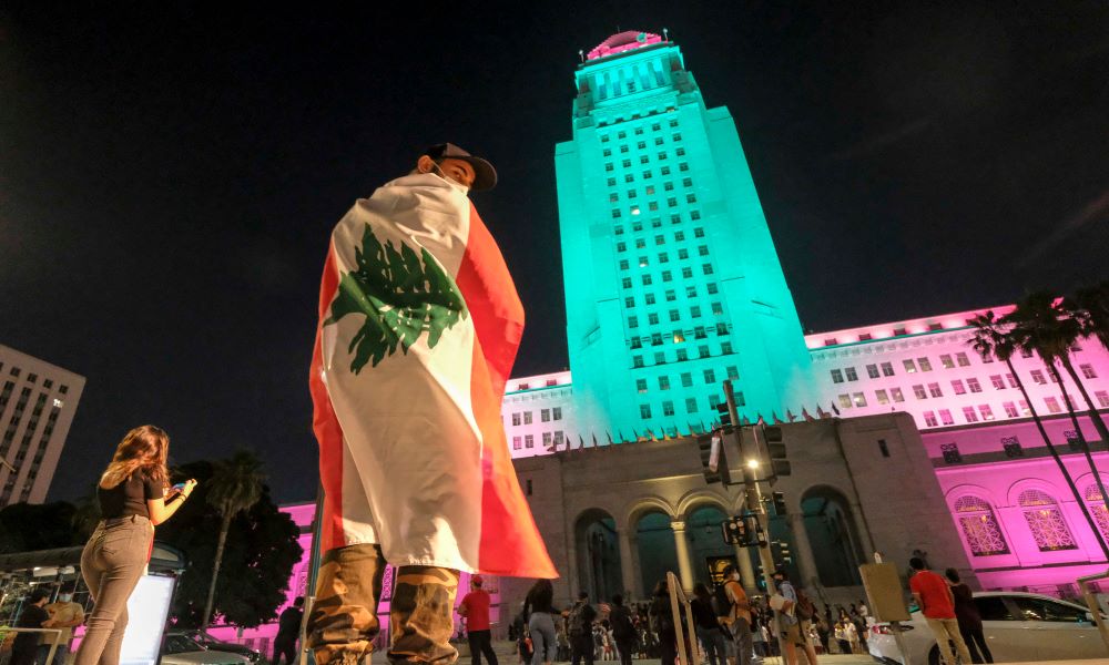 Lebanses guy cover himself with Lebanon's flag