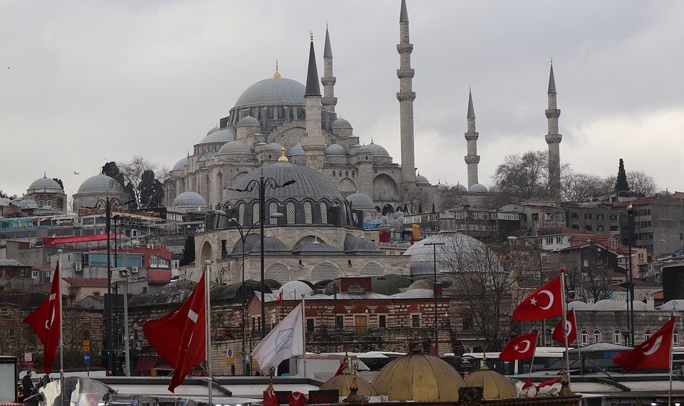 Turkey-Suleymaniye-Flag of Turkey/Pixabay