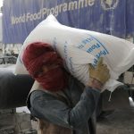 © WFP/Marco Di Lauro تواصل المنظمات الإنسانية، بما فيها برنامج الأغذية العالمي، تقديم المساعدات إلى أفغانستان.