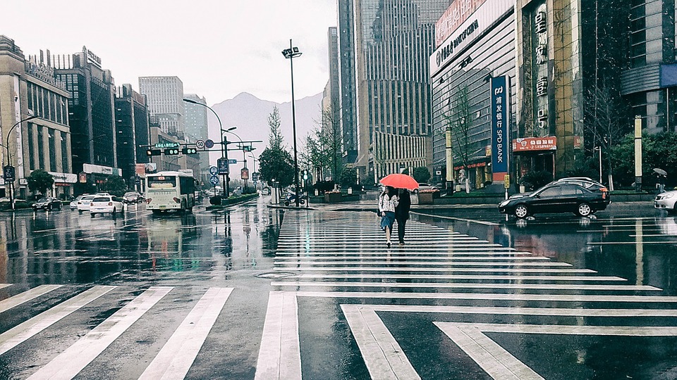 China-Couples walking in the street/Pixabay