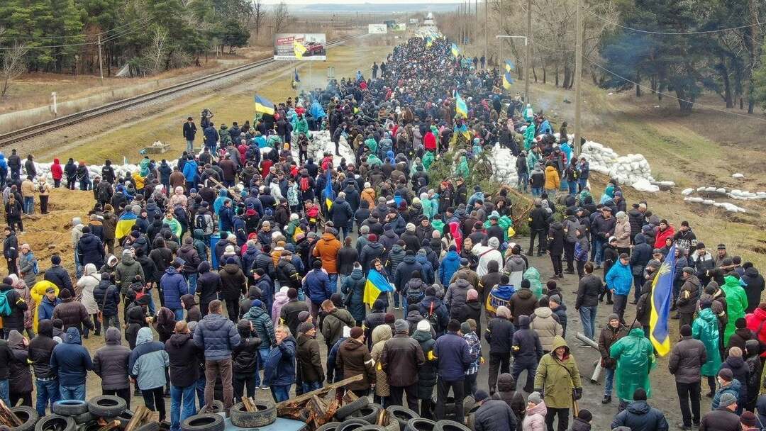 In this photo Ukrainian citizens were trying to prevent Russian tanks from entering the city (File photo: Euromaidan Press)