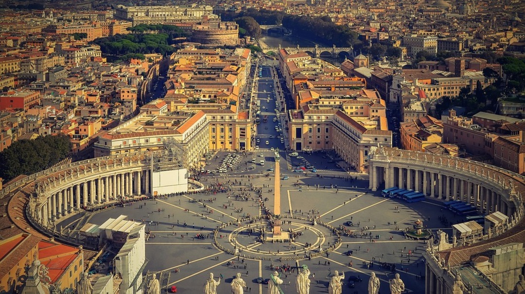 St Peter's square in Rome, Italy/Pixabay