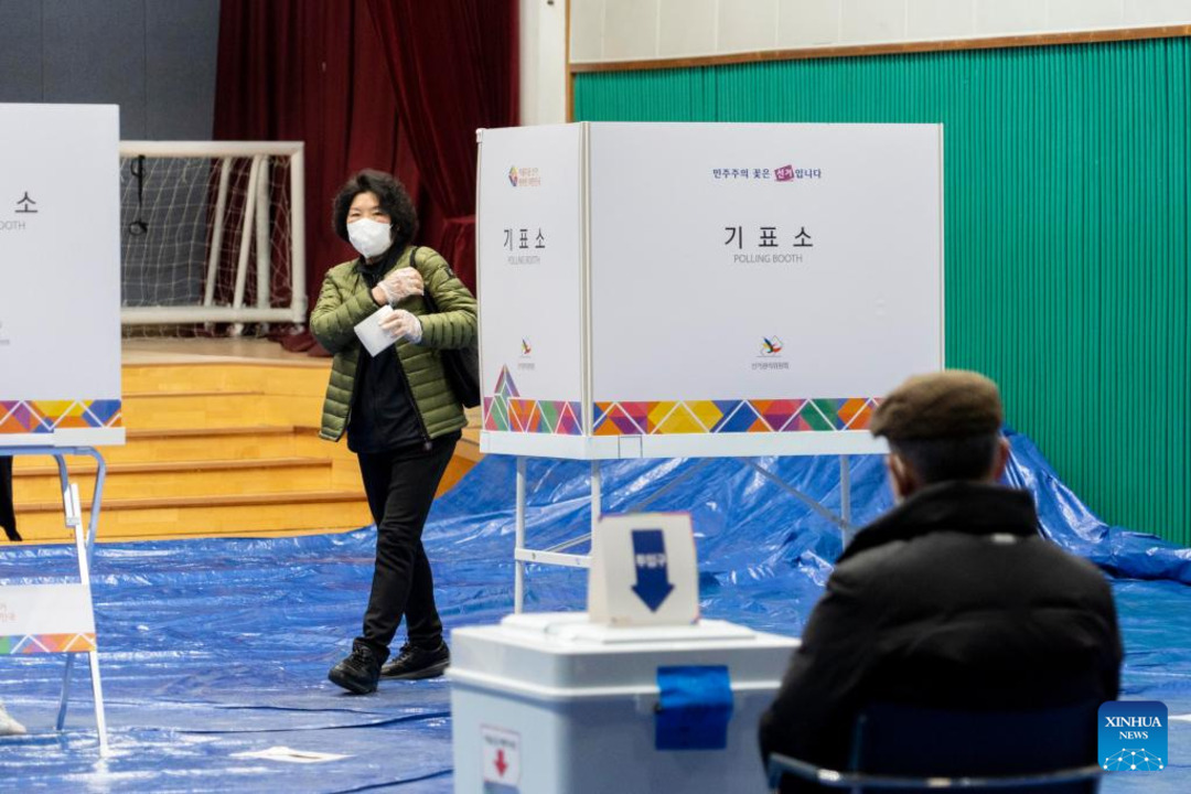 A voter is to cast ballot for the presidential election at a polling station in Seoul, South Korea, March 9, 2022 (File  photo: James Lee/Xinhua) 