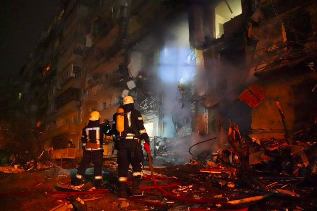 Kyiv residents clear away rubble and await Russian assault