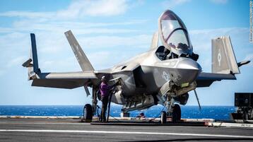 بحار يقوم بتزويد طائرة من طراز F-35C على سطح الطيران على متن حاملة الطائرات يو إس إس كارل فينسون من فئة نيميتز في 19 يناير 2022.