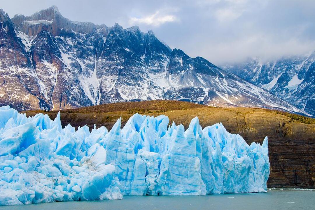 Climate change: Six dead in glacier collapse in northern Italy