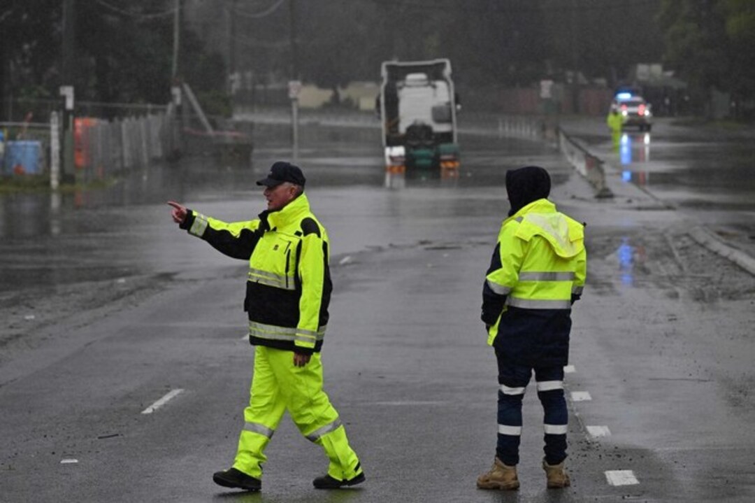 Tens of thousands Sydney residents told to evacuate as rains flood suburbs