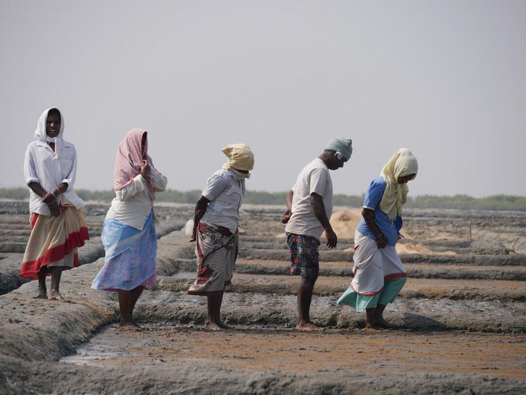 Heat adds to despair of Indian women after decades of daily treks to carry home water