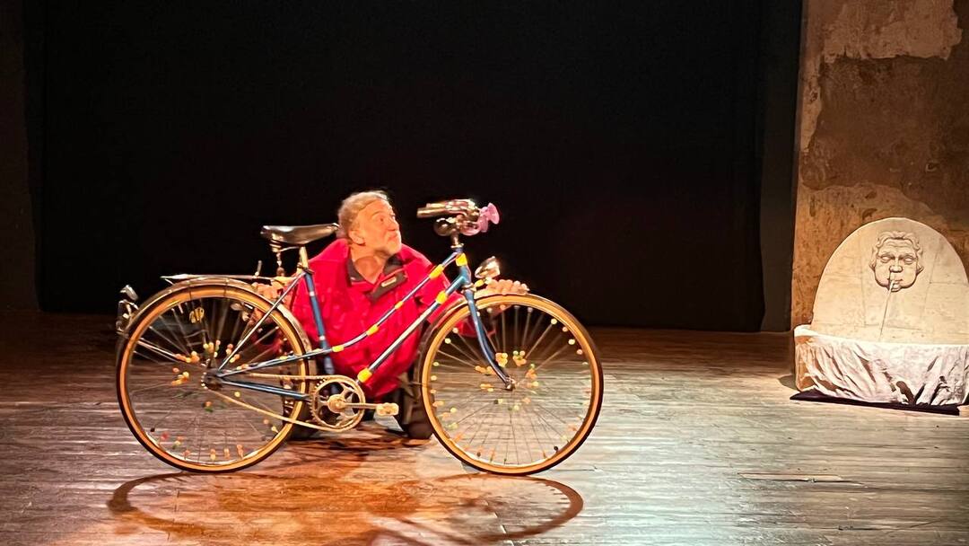 Nawar Boulboul's monologue with his bike in Paris ..  Michel Seurat the revolutionary voice of liberty