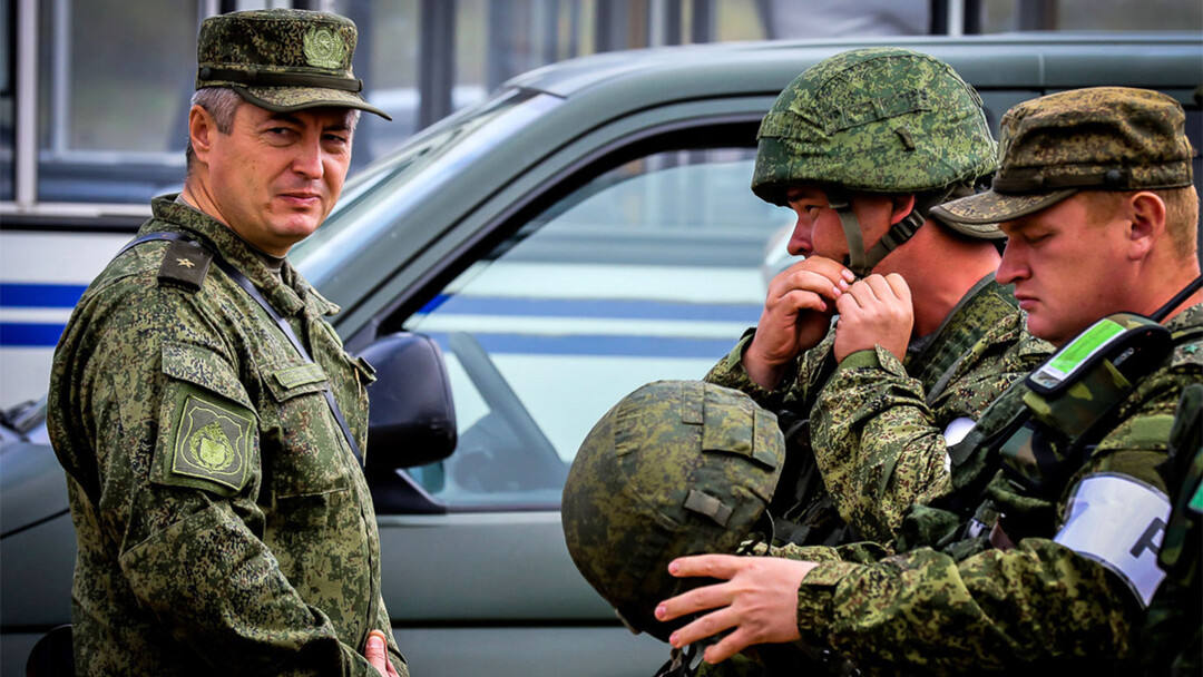 Russian Major General Roman Kutuzov (L).