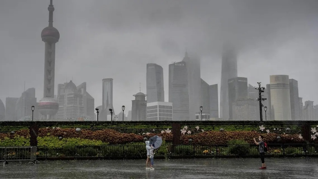 Heavy rains leave ten dead, hundreds of thousands displaced in China