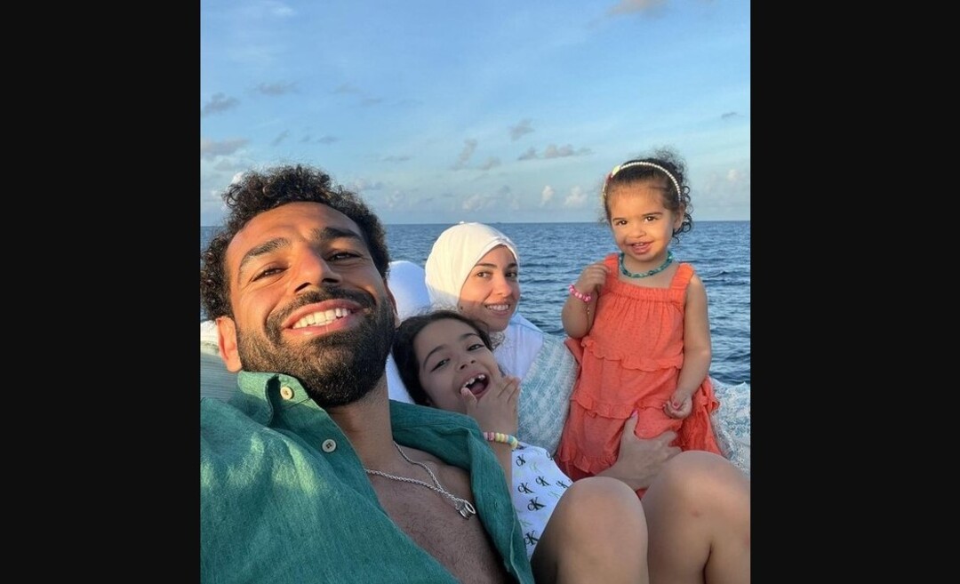 محمد صلاح ينشر صوراً مع عائلته يحتفل بعيد ميلاده.. والجمهور يتفاعل معه