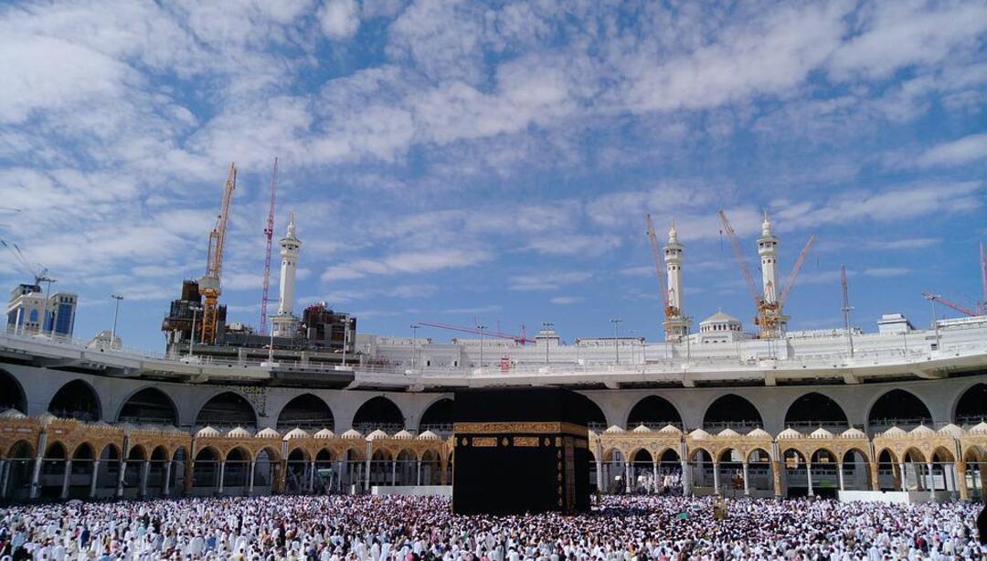 New Kaaba cover installed on eve of Islamic New Year 1444