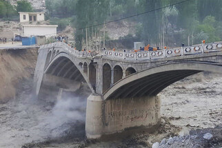 Flash floods kill 550 in Pakistan in heaviest rains in decades