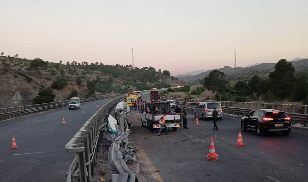 كارثة مرورية في الجزائر: 8 قتلى و17 جريحًا جراء اصطدام حافلة بحاجز فولاذي